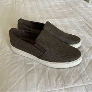 Michael Kors logo patterned slip on sneakers brown